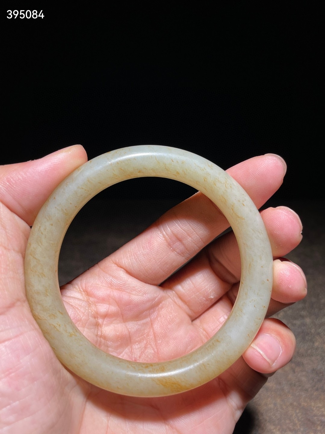 明 和田玉受沁圆条手镯 尺寸内径5.8厘米,宽1厘米
