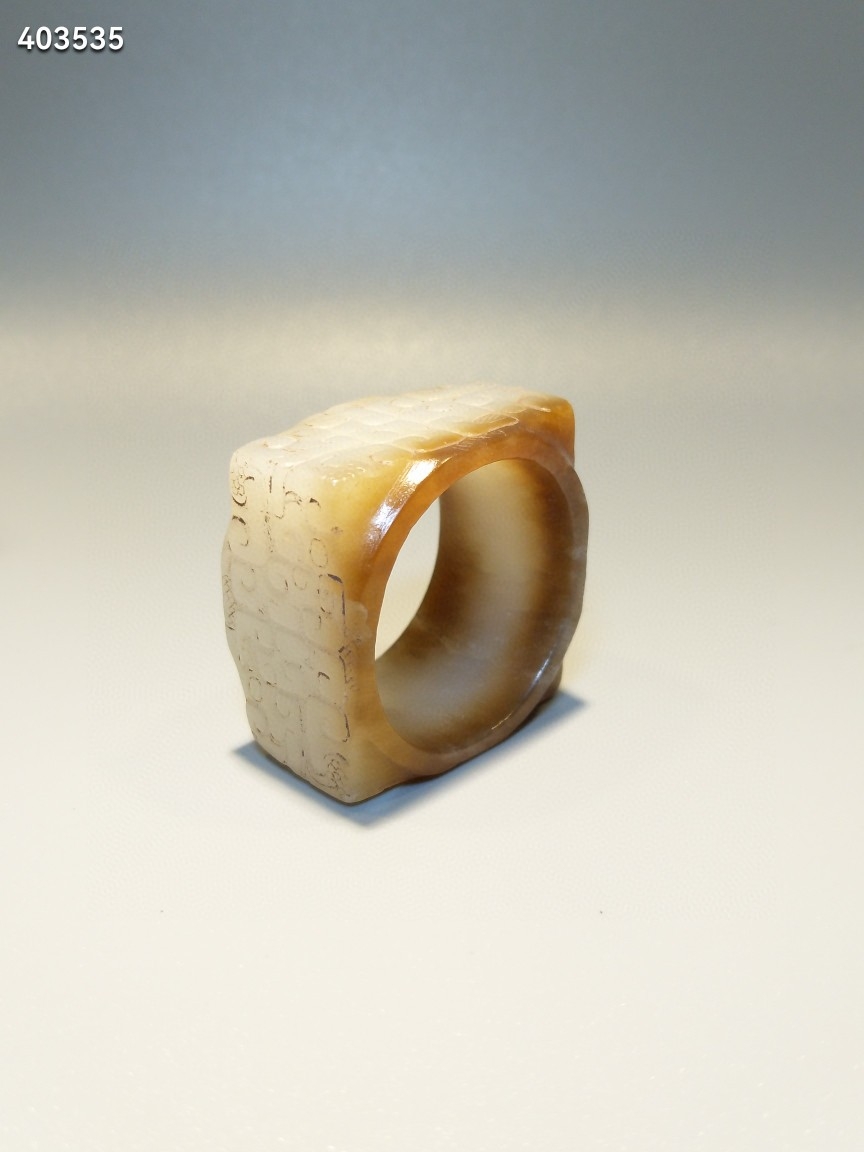 龙纹玉琮 流行于:春秋战国 白玉吃沁