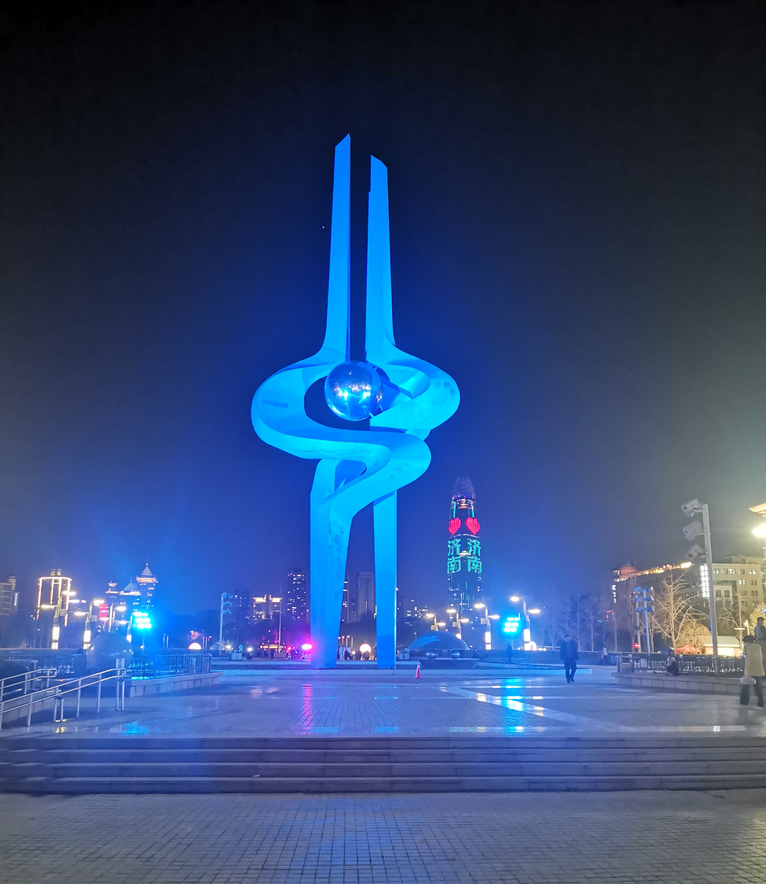泉城广场是山东省省会济南市地标广场,位于泉城济南的市中心,北依大明