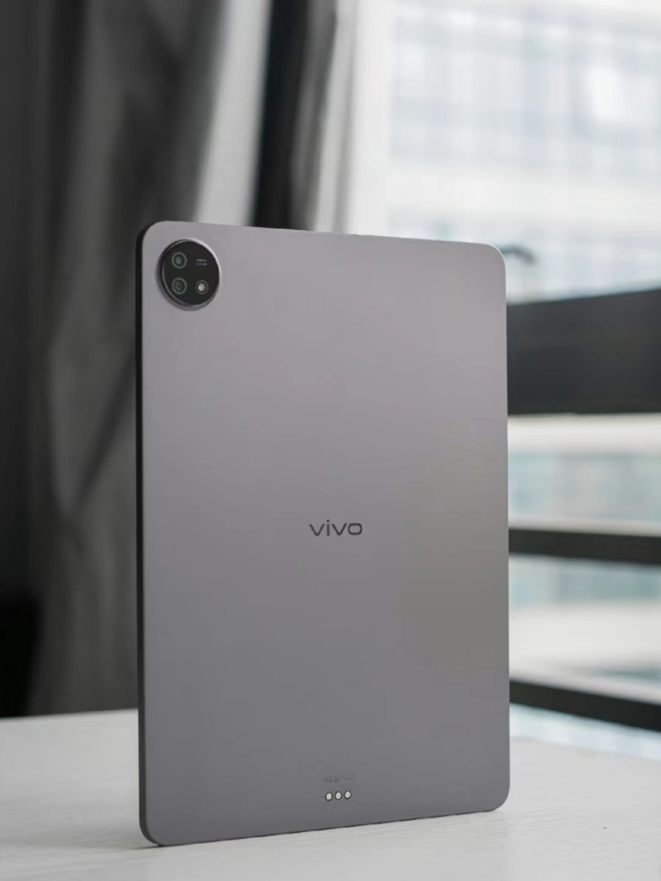 vivo pad2的「远山灰」看着属于很低调的配色,一体化金属机身加6.