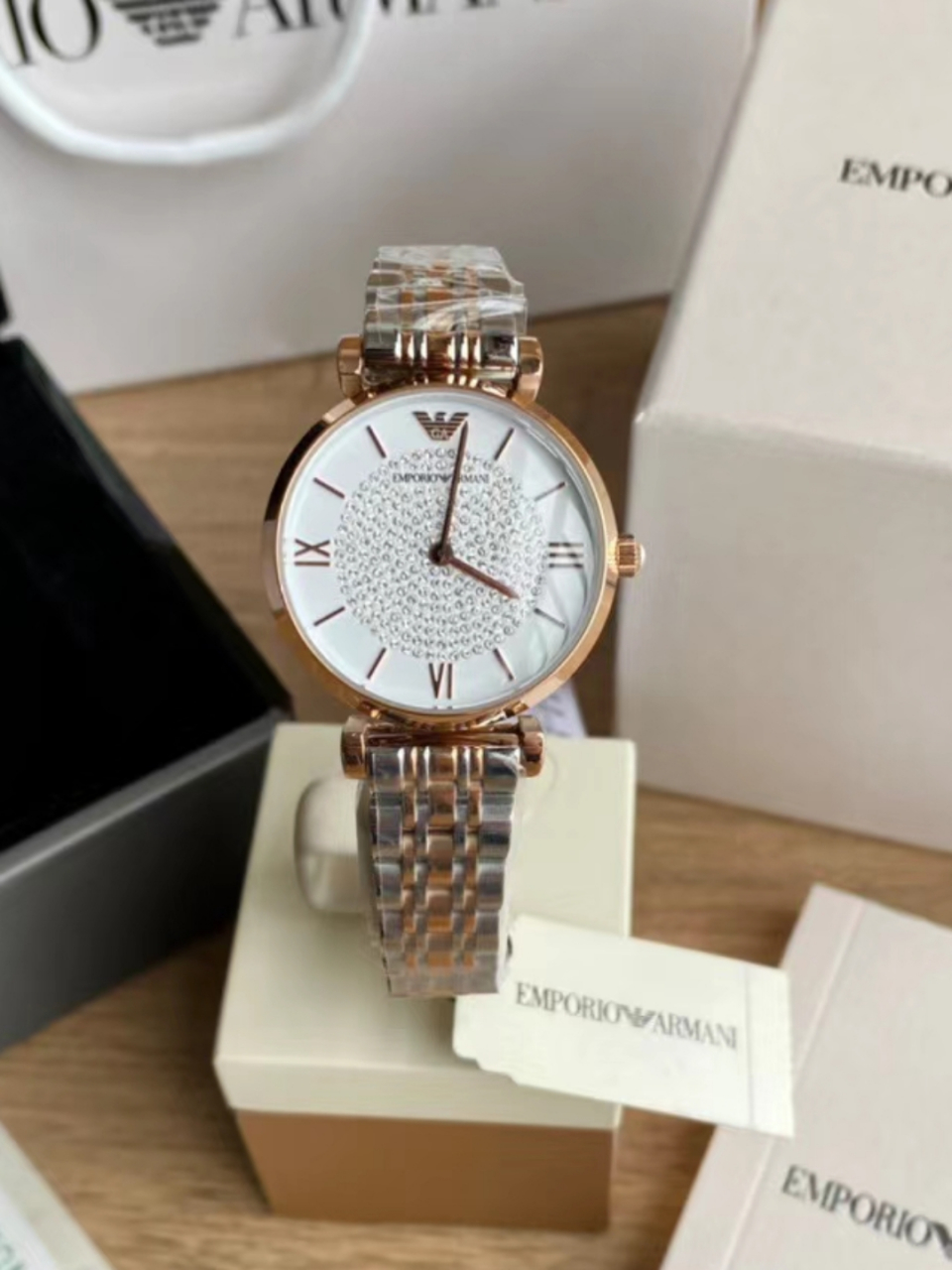 阿玛尼满天星ar1926,精致的满钻设计,在光的照耀下散发出迷人的光彩