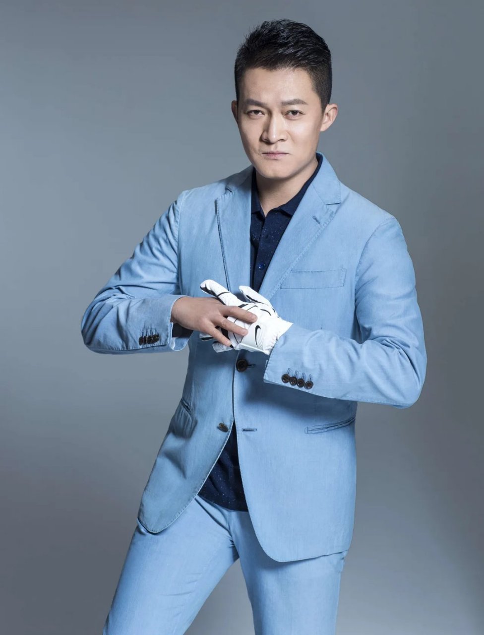 这个男人从勇敢的心一路出名,确实很帅气,这一身西装更是充满了男人味