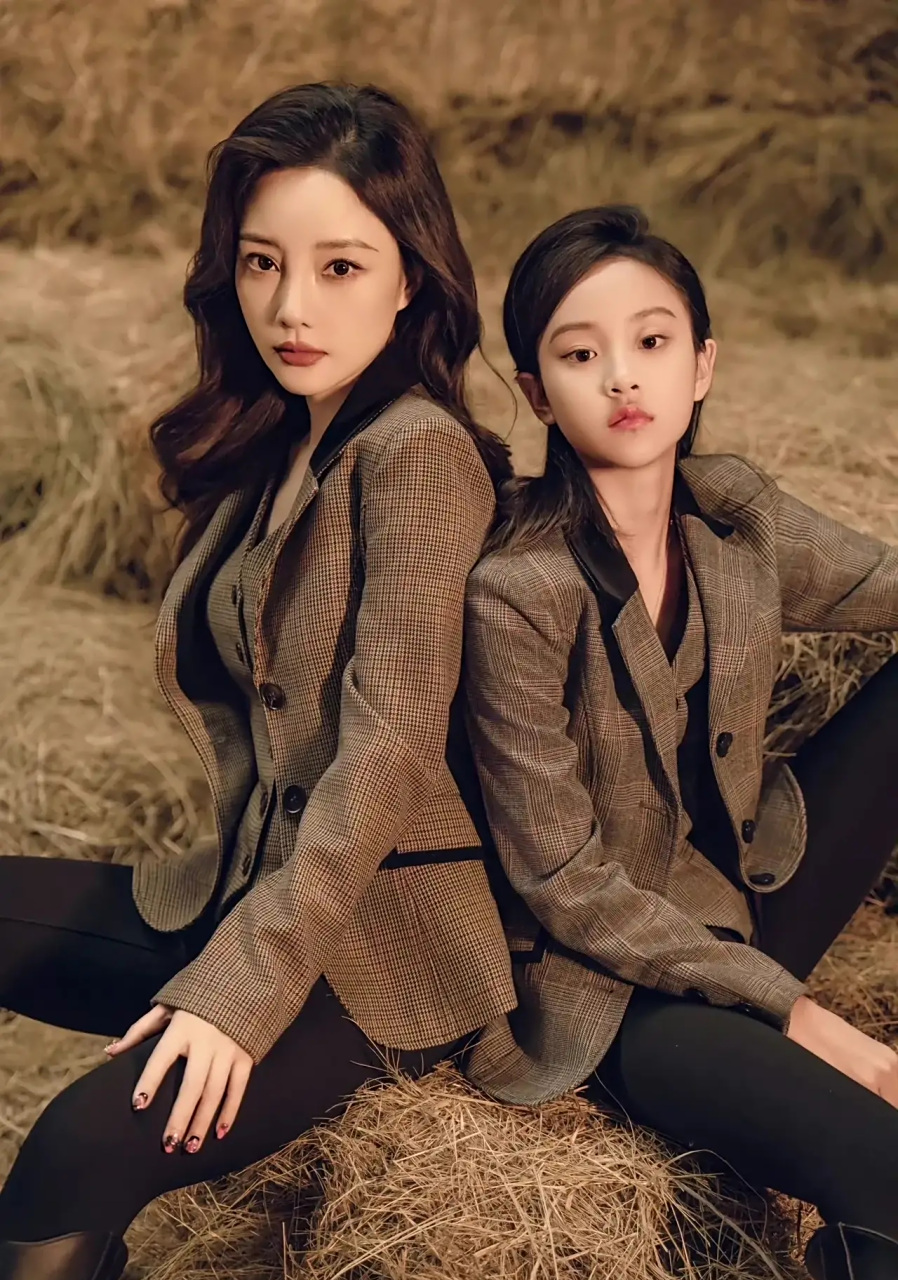 李小璐和甜馨的写真照真的太飒太酷了,亲子装一穿,还真的挺像母女