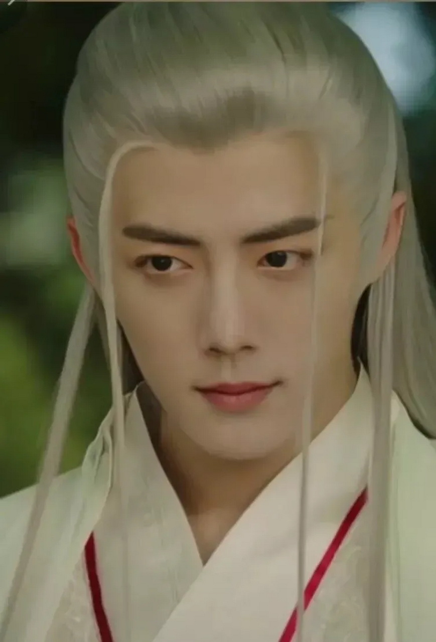 网友把九命相柳的造型换脸给了肖战,不得不说这个造型是真好看,完美