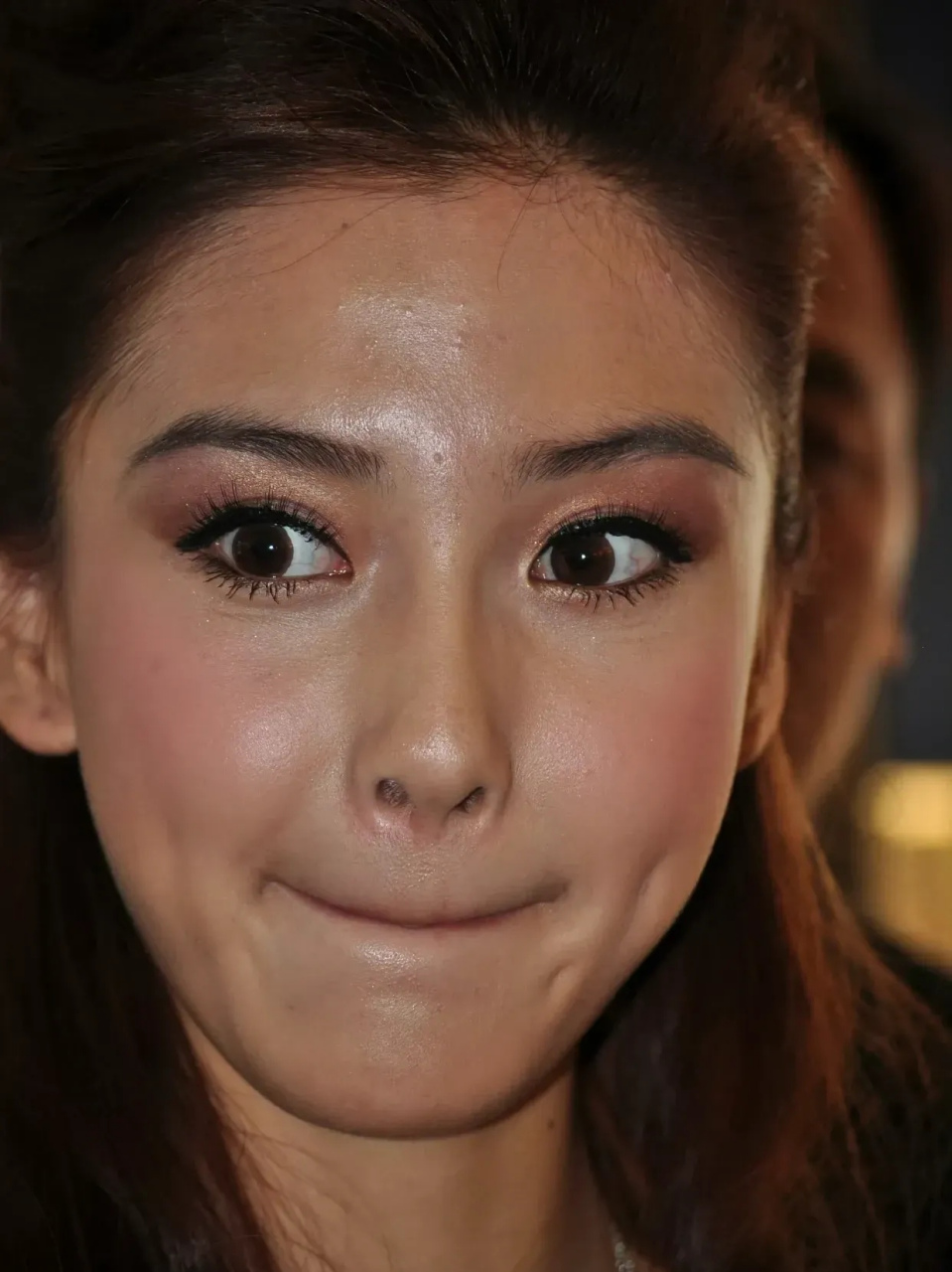 杨颖没整容之前估计连个普通人都算不上,嘴巴大还黢黑,而且她也知道