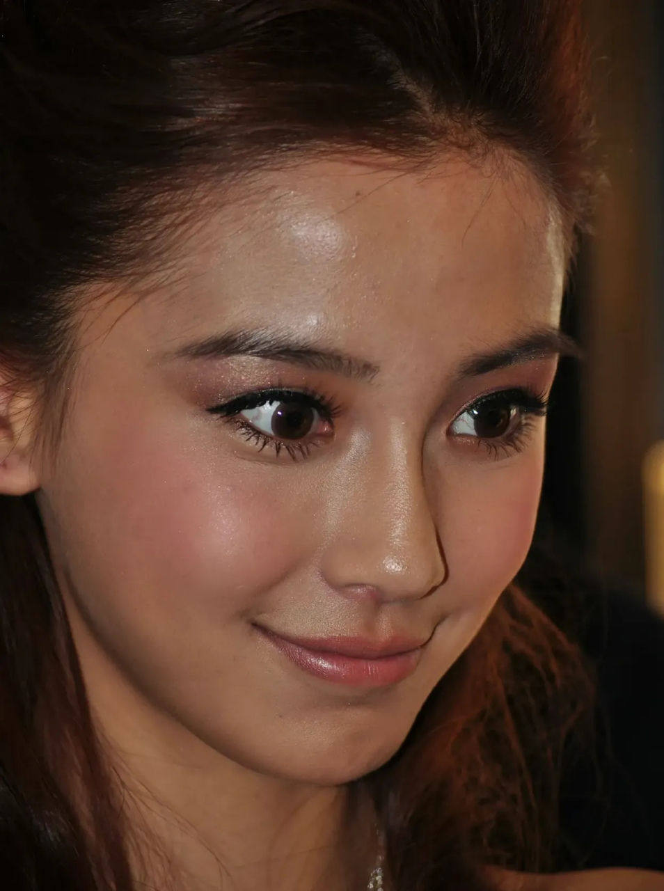 杨颖没整容之前估计连个普通人都算不上,嘴巴大还黢黑,而且她也知道