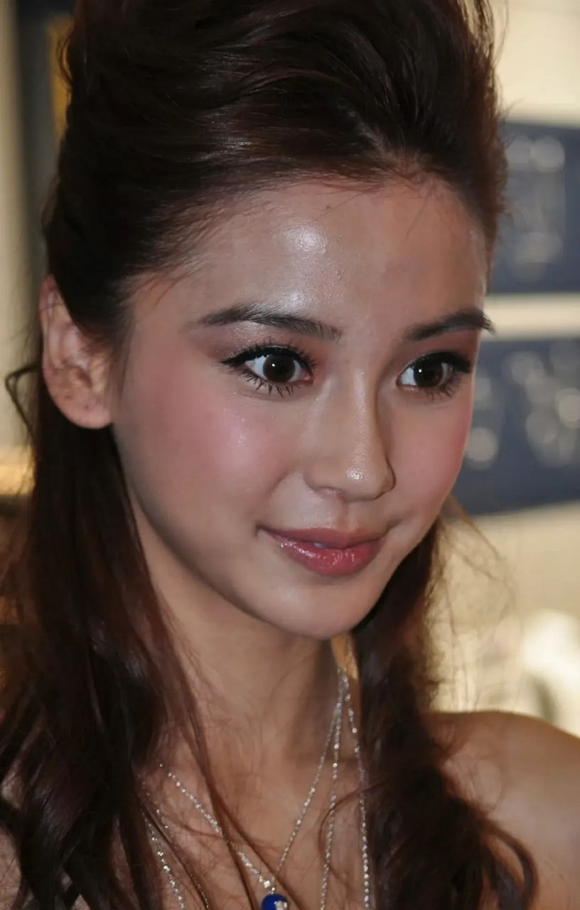 杨颖没整容之前估计连个普通人都算不上,嘴巴大还黢黑,而且她也知道