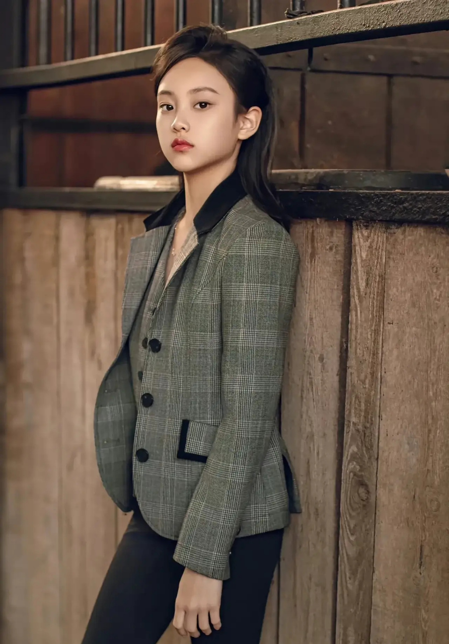 李小璐和甜馨的写真照真的太飒太酷了,亲子装一穿,还真的挺像母女