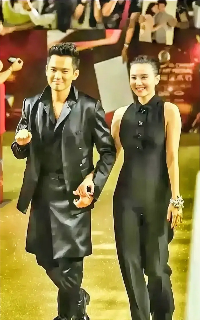 这么一看,小宋佳和钟汉良还挺搭的,都是黑色的服装,一个帅气,一个漂亮