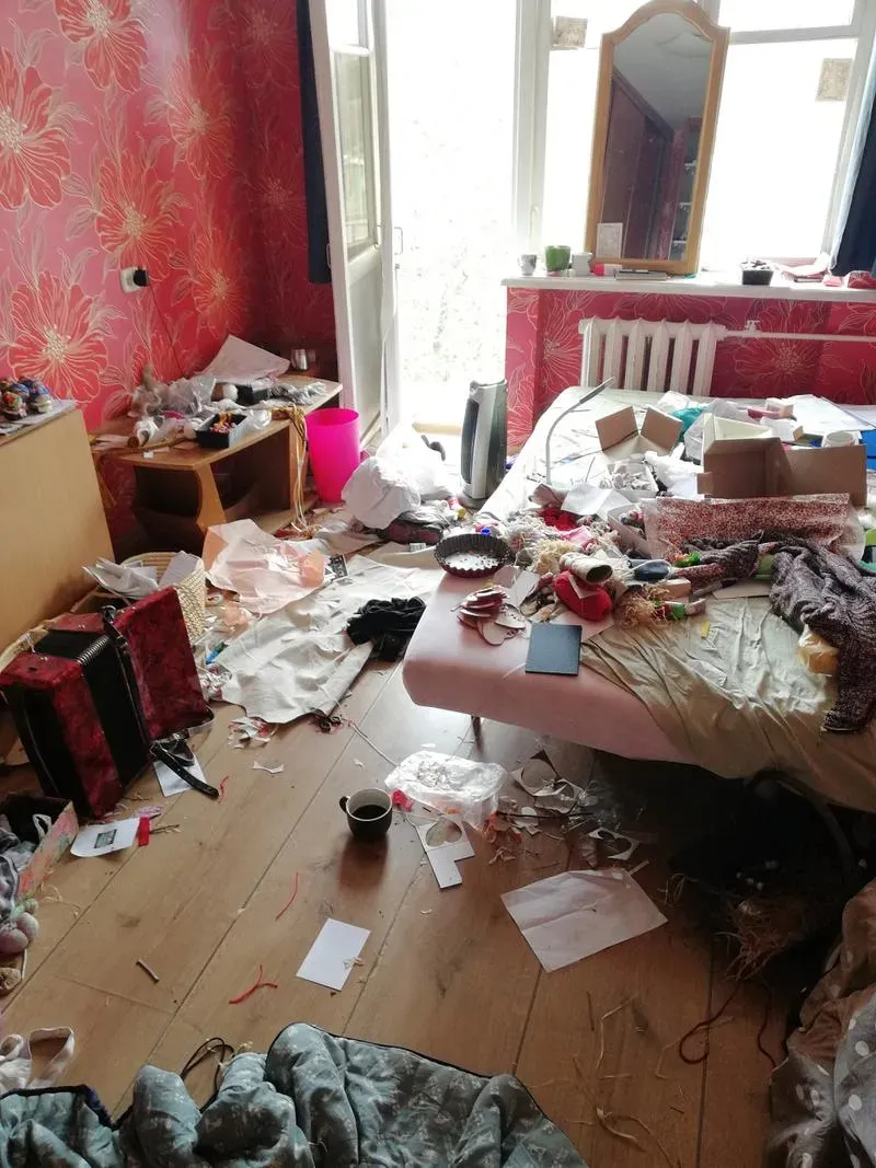 上海独居老人3000万豪宅堆满垃圾,20多万的沙发上全部都是苍蝇蚊子