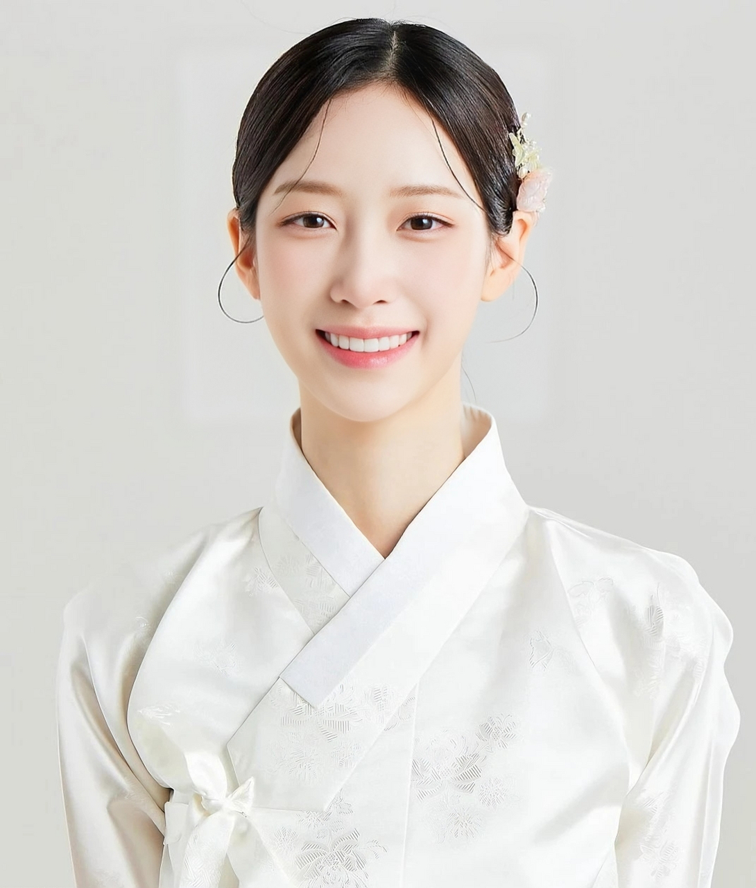 获得韩国选美冠军"春香小姐",该冠军被视为韩国最高级别的传统美人