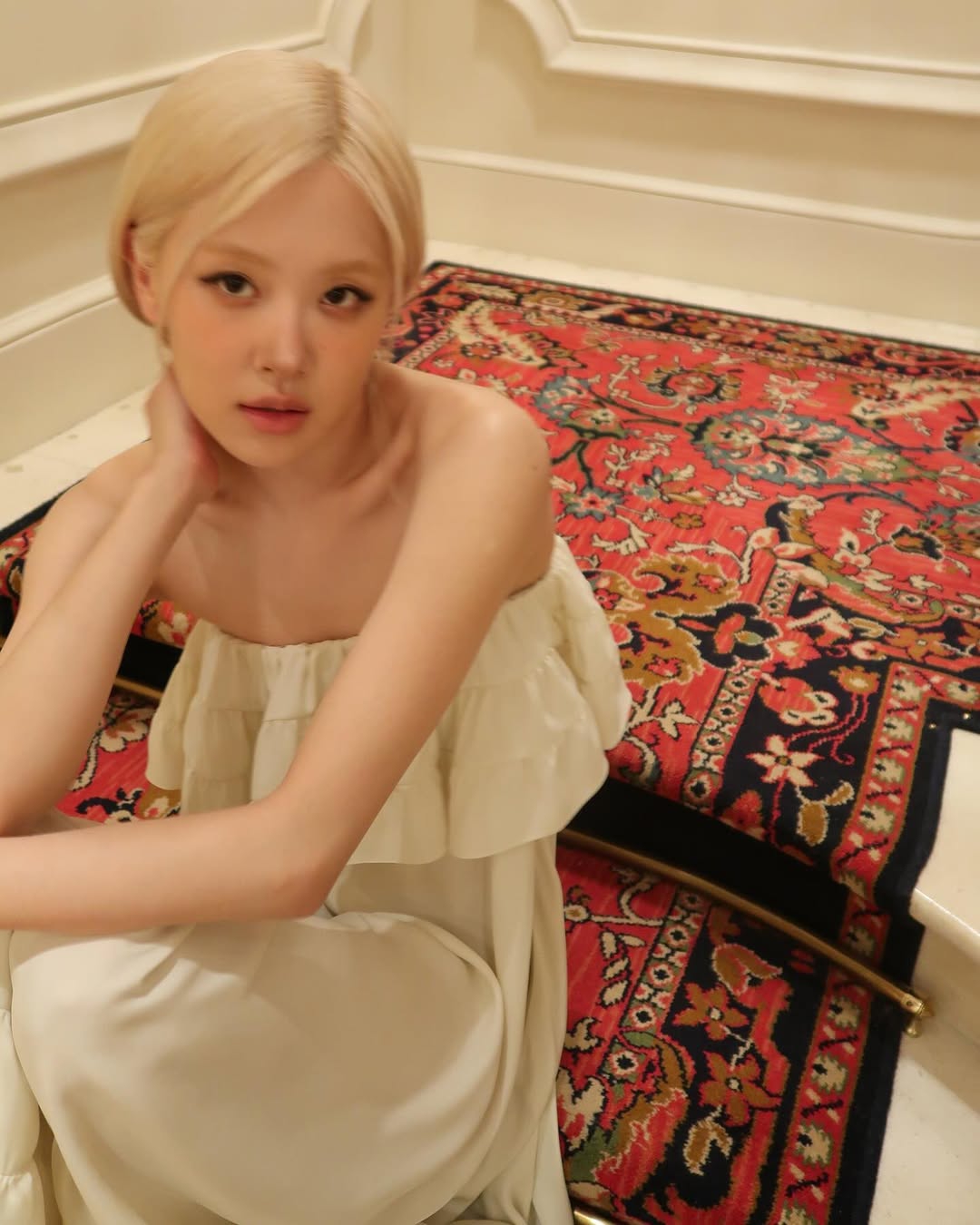 参加ysl大秀的罗婕女士太好看啦,白色裙子又简洁又优雅!