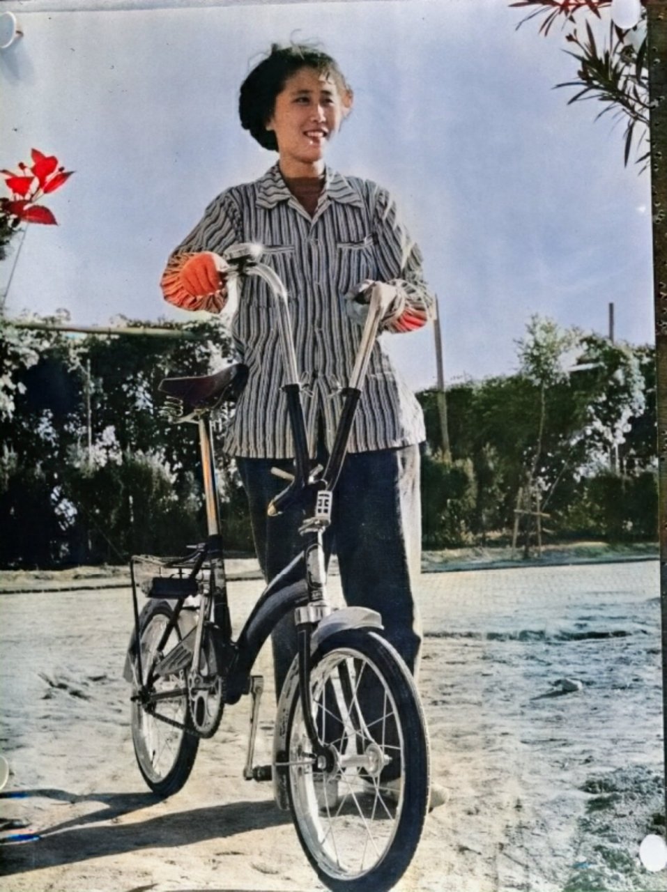 五十年代的小轮自行车,这种自行车的样式很潮,但在那个时代,除了大