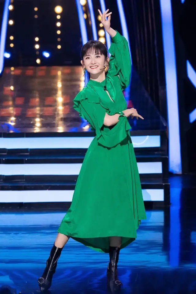 谢娜综艺节目造型,一身全绿look惊艳全场,扎了高高的马尾,简单的齐