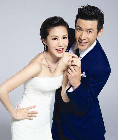 陆毅曾在微博晒出老婆鲍蕾出席活动时的靓照,并示爱