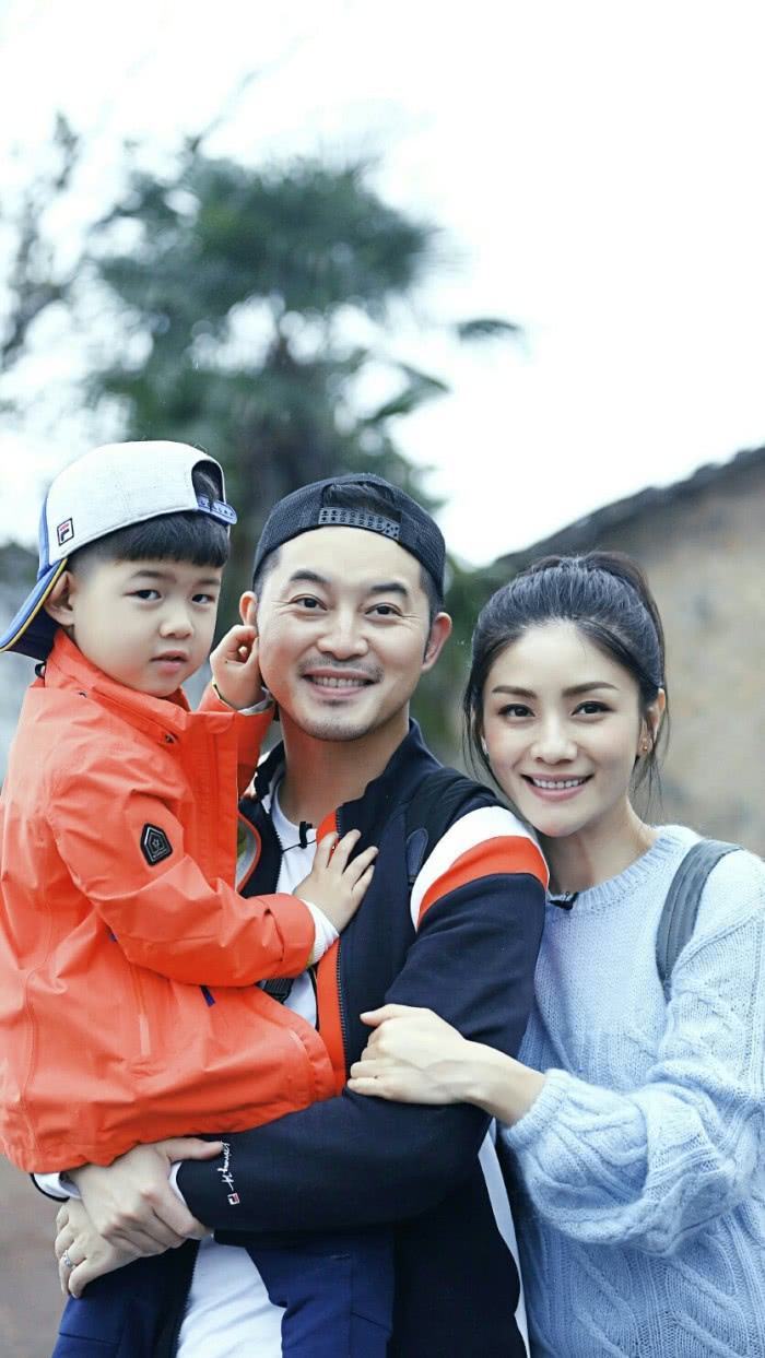 沙溢当年在婚礼上对胡可的表白可以说是最实在的了:"我们家掌柜的管账