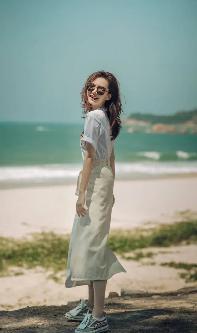【戚薇最新海边写真照】 近日,戚薇一组最新夏日海边写真曝光,清爽