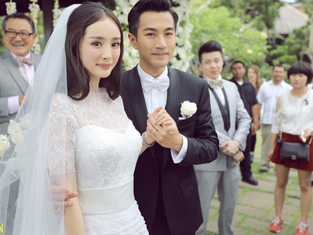 当初刘恺威杨幂两人大婚时,刘恺威的父亲刘丹带领两位新人互念誓词