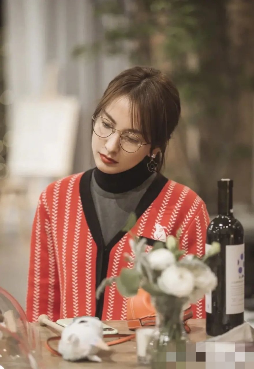 吴昕节目录制造型,身穿一件红白撞色条纹开衫,搭配灰色的牛仔裤,戴着