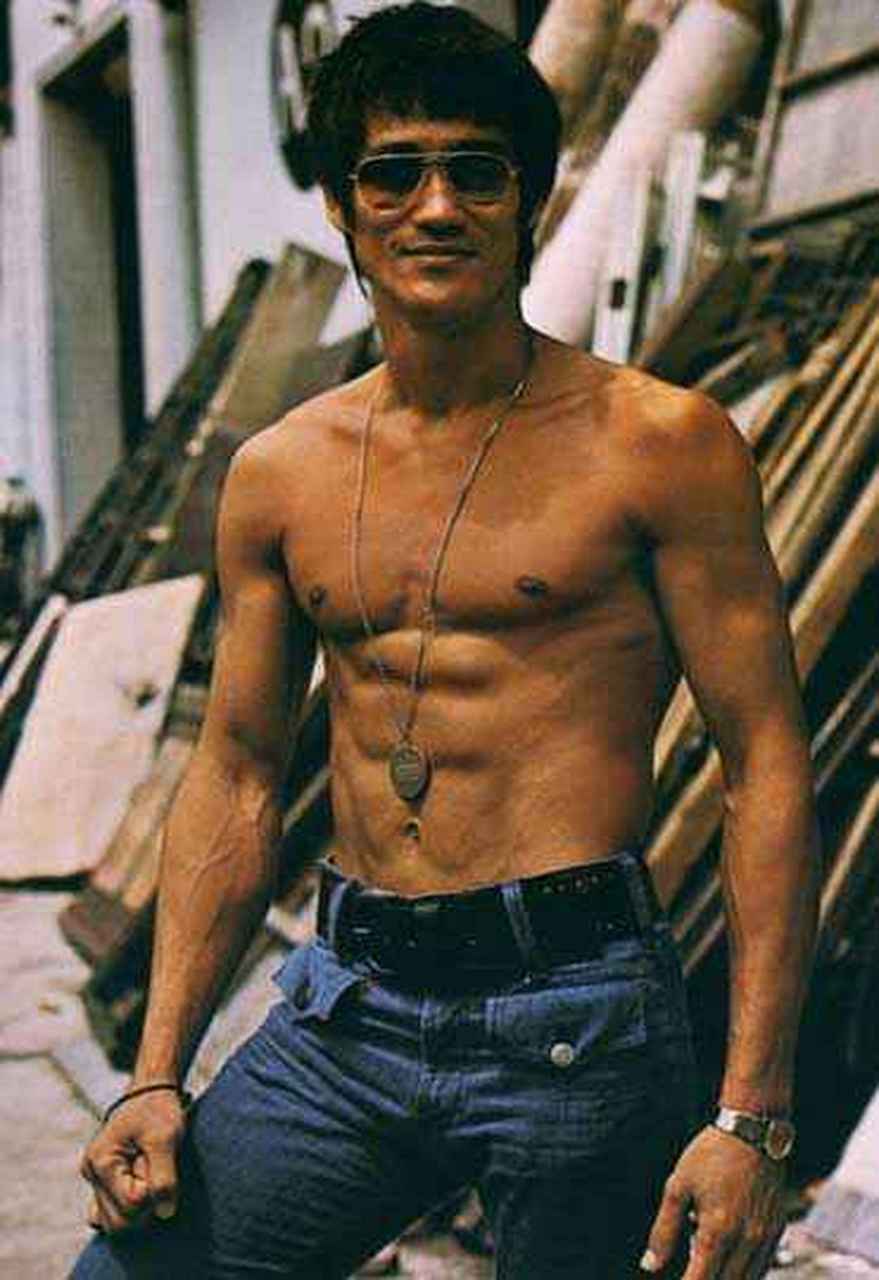 李小龙,原名李振藩,1940年出生于美国加州旧金山,祖籍中国广东顺德