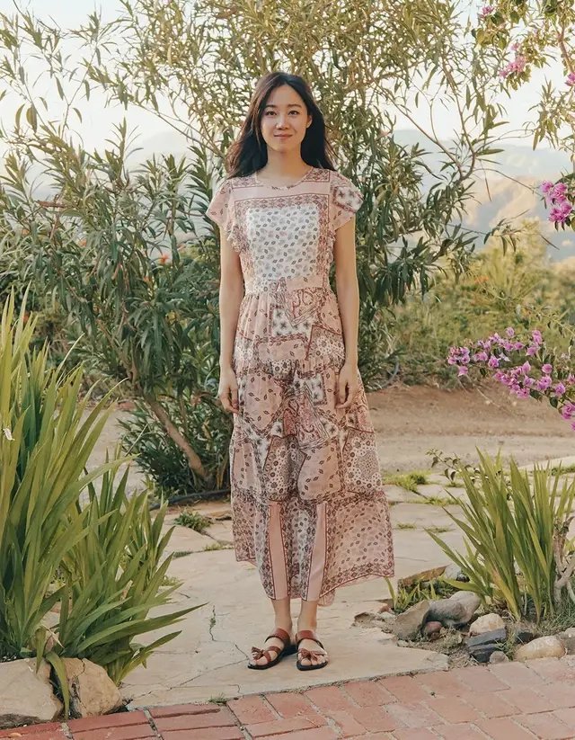 明星时尚穿搭秀# 孔孝真不愧是天然氧气美女,穿碎花裙的气质还真是