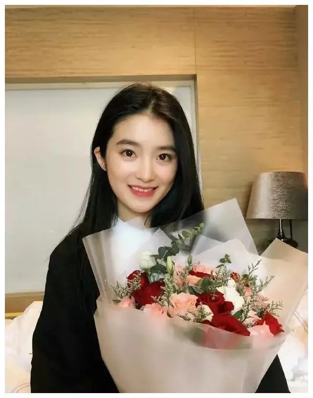 柴蔚真的有几分林青霞年轻时的样子,不知道的真以为是母女俩呢.