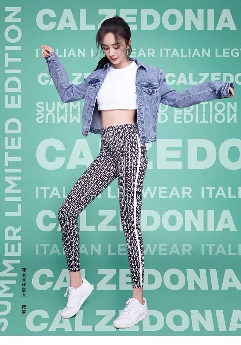 明星时尚穿搭秀#  杨幂代言calzedonia品牌,一身运动风穿搭,露出懈行