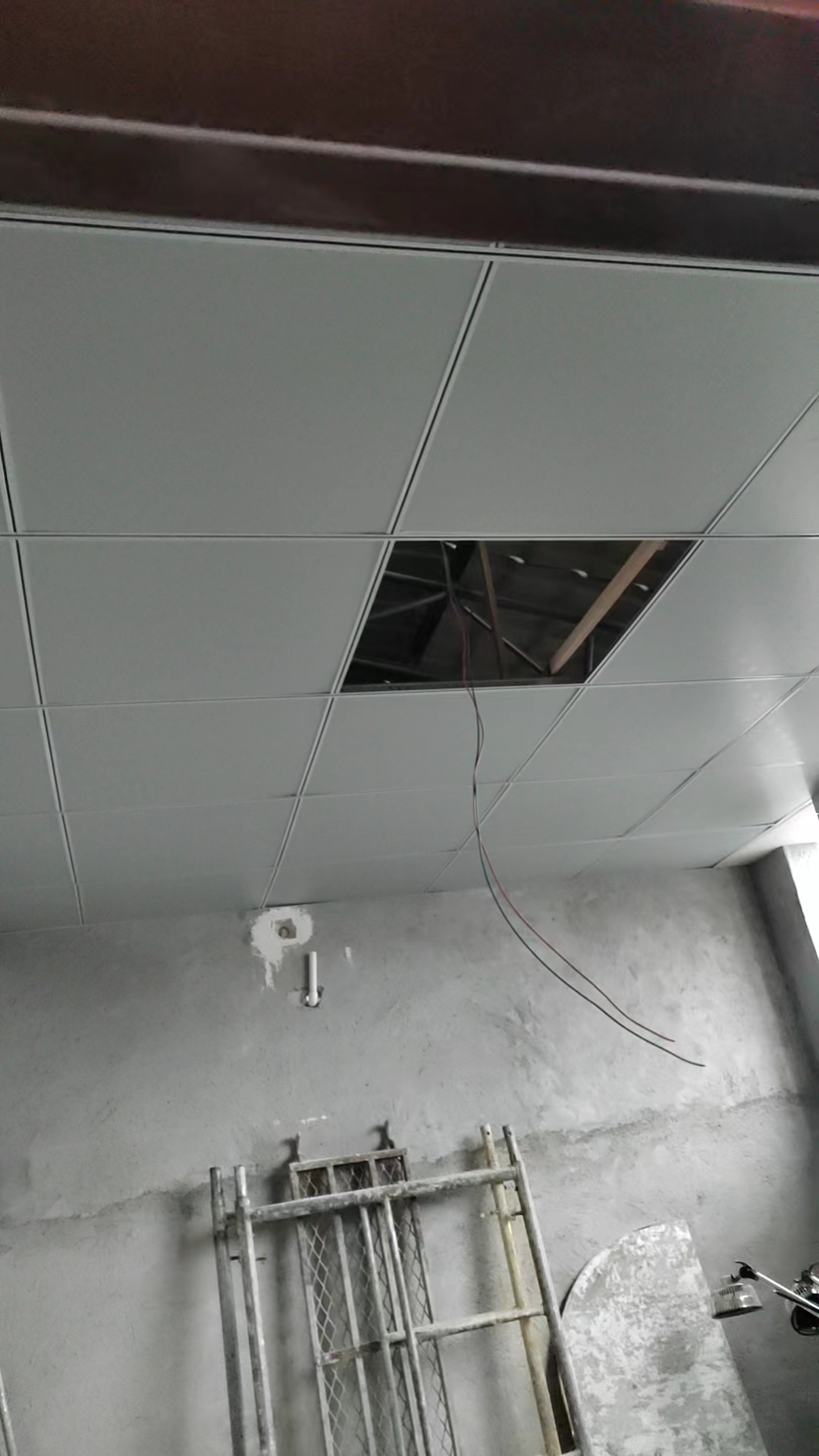 隔热吊顶板,具有保温隔热功能的吊顶板,安装施工现场