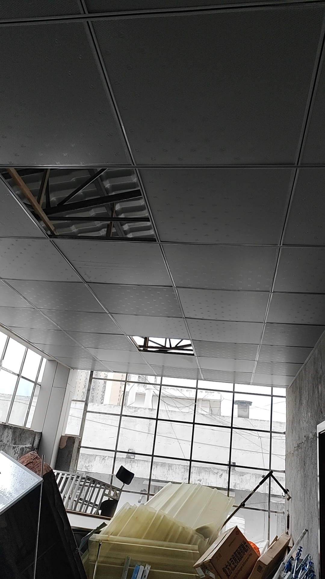 隔热吊顶板,具有保温隔热功能的吊顶板,安装施工现场