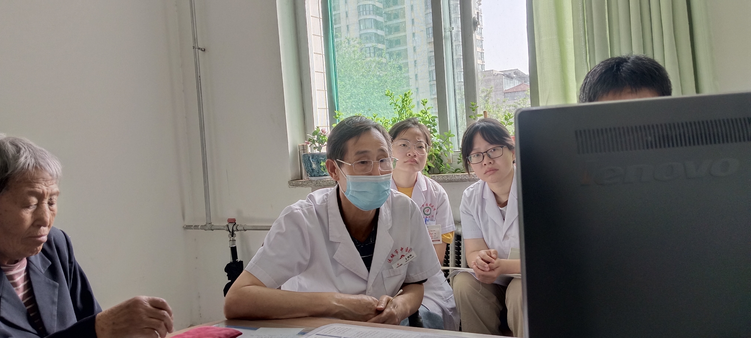 包含全程代诊含挂号多专家诊疗意见协助，看病更有把握的词条