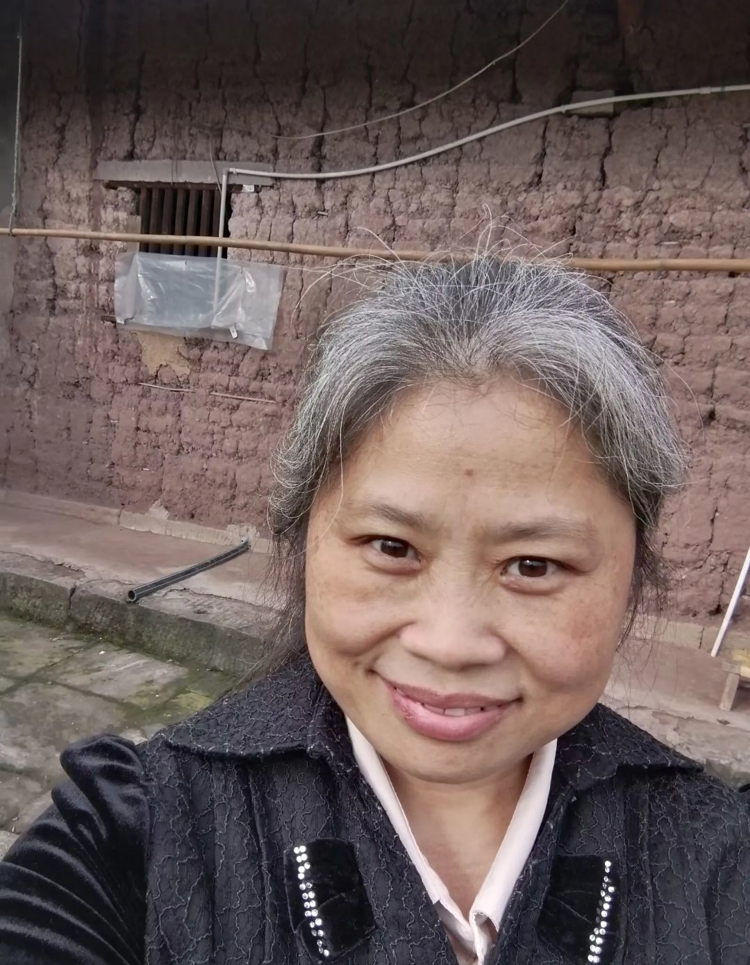 我这满头白发不是家里遗传的,是因为这辈子经历的事儿比别人多,哭的也