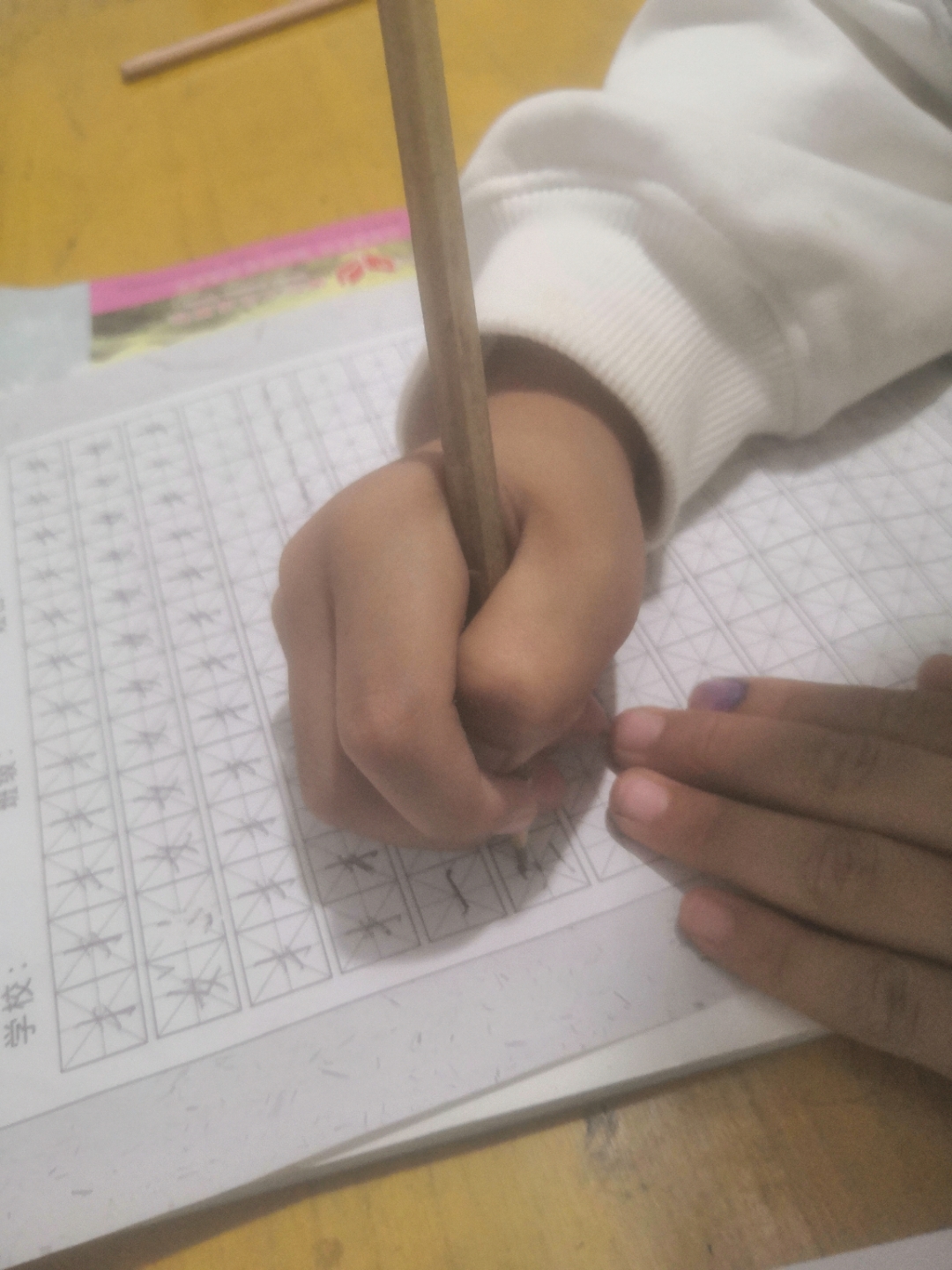 错误的握笔姿势.