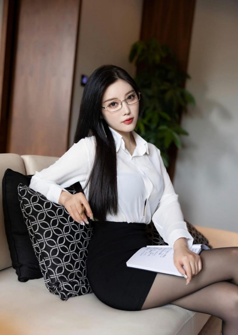 杨晨晨性感套装系列(二十)职业装#养眼美女# #性感好身材