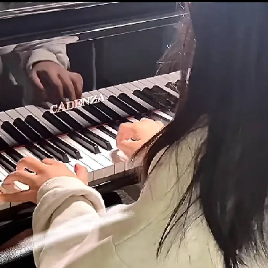 手指在钢琴键上跳舞,旋律从指尖流出 钢琴女孩头像