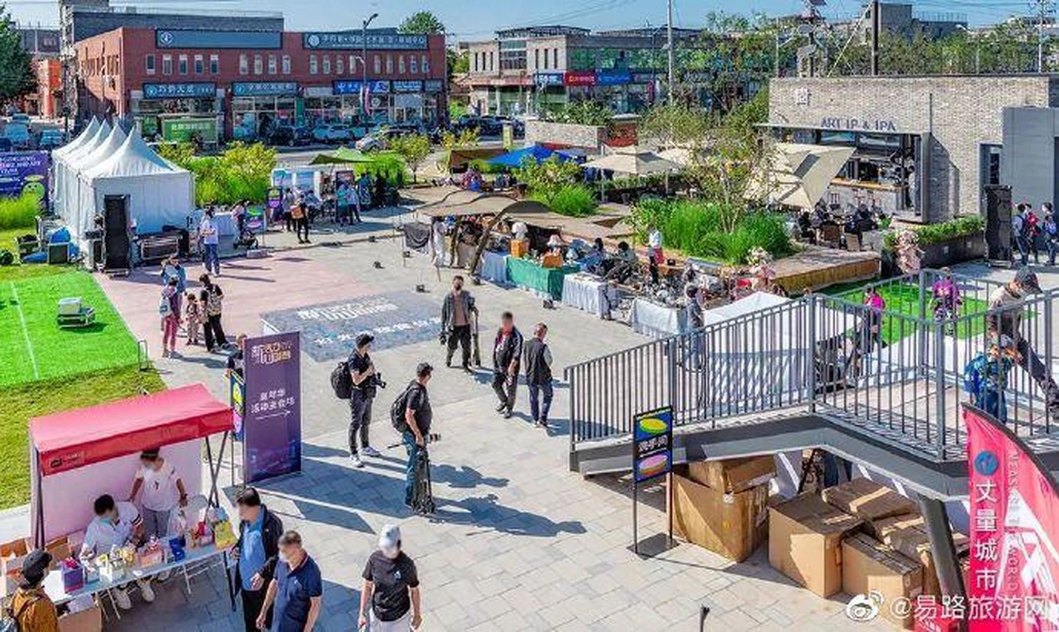 宋庄艺术集市位于通州区宋庄镇小堡村潞苑北大街与小堡工业区路交叉口