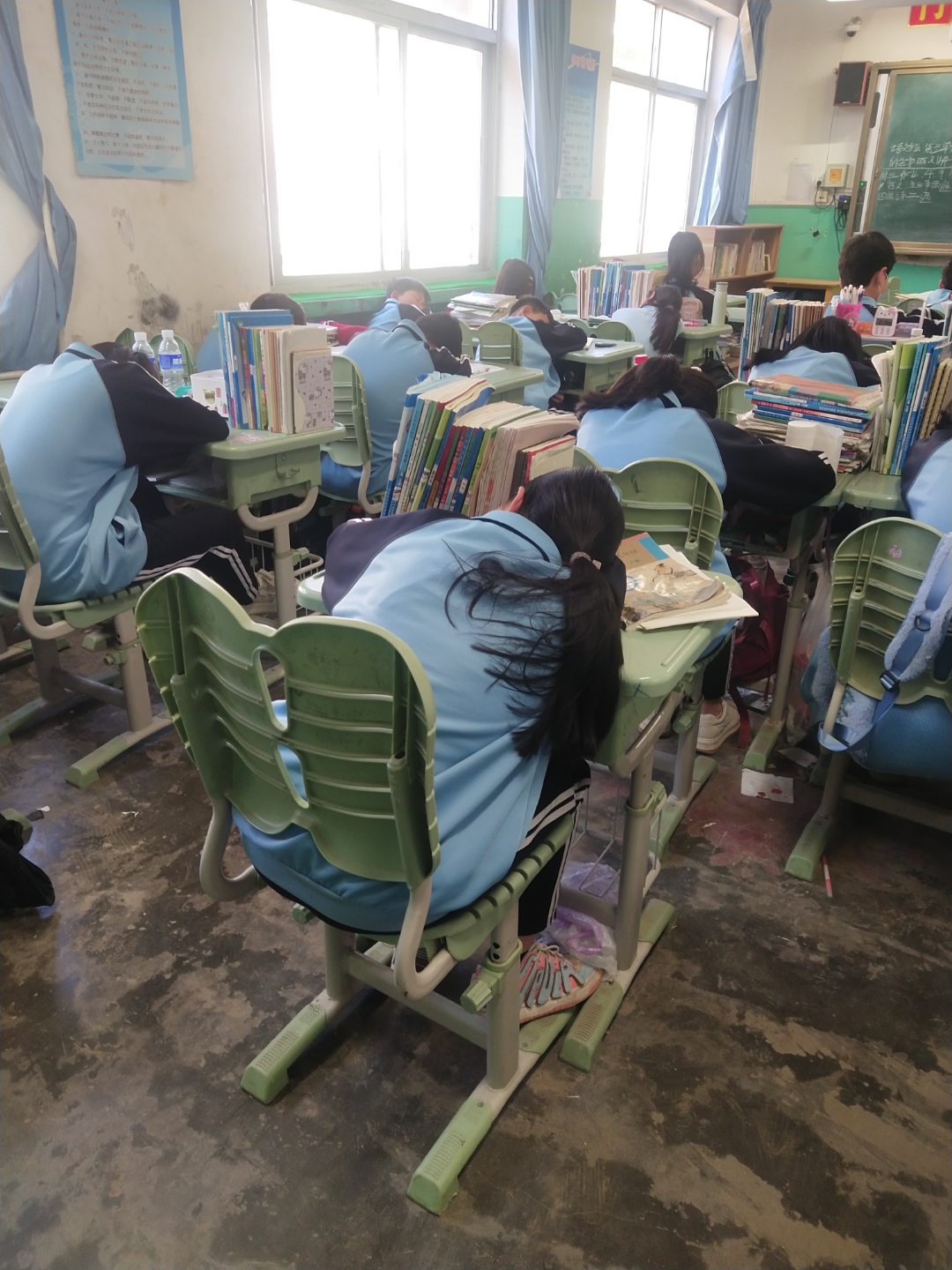 大多数人是出卖劳动力,所以你是大多数