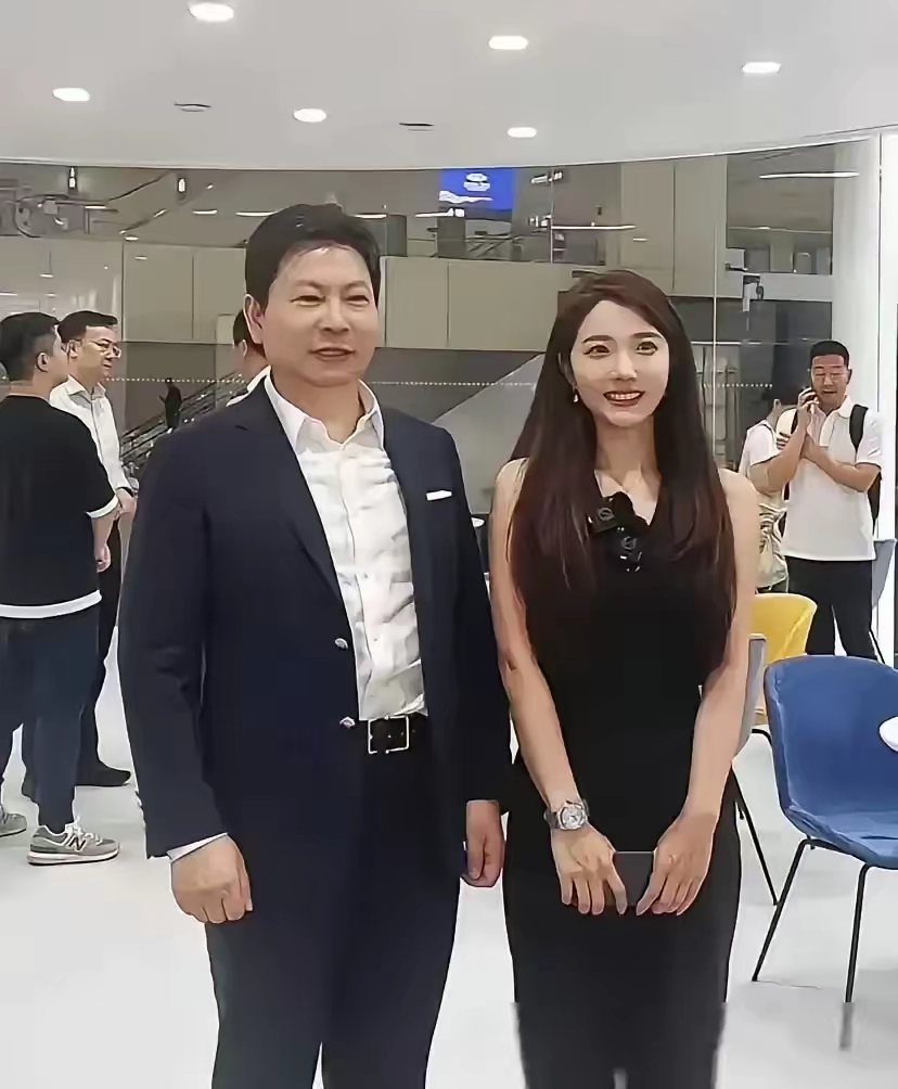 前段时间,拥有260万粉丝的车若初见美女车评员初晓敏,不管是在评测问