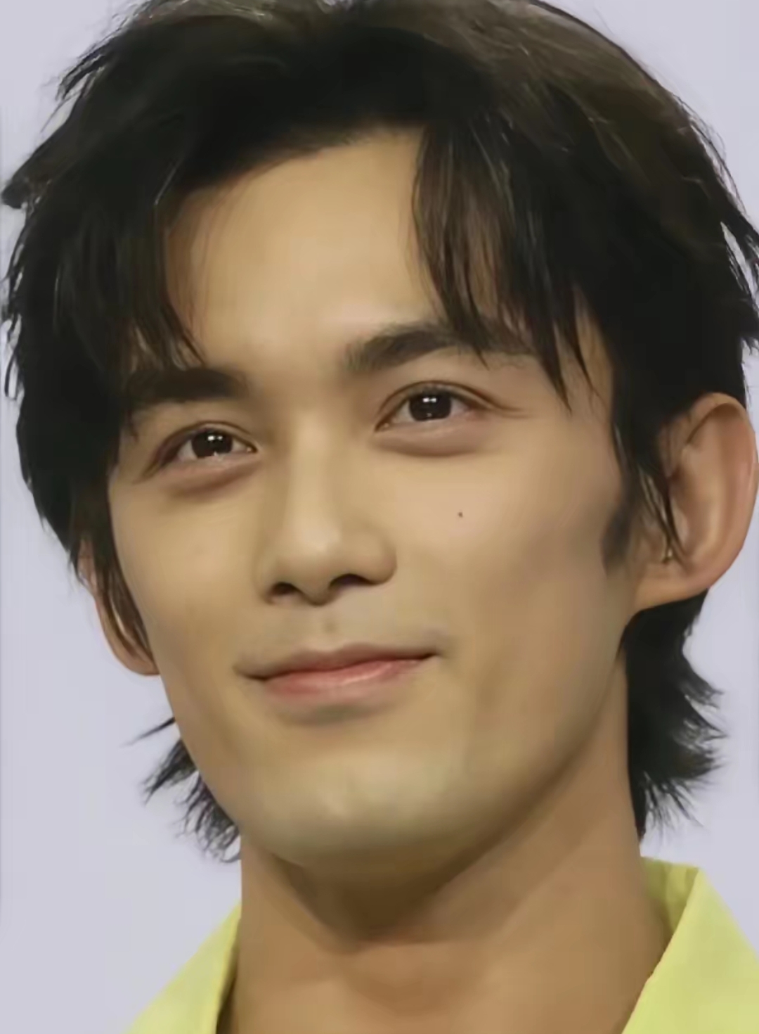 吴磊年纪轻轻怎么沧桑成这个样子! 下巴和人中越来越长.