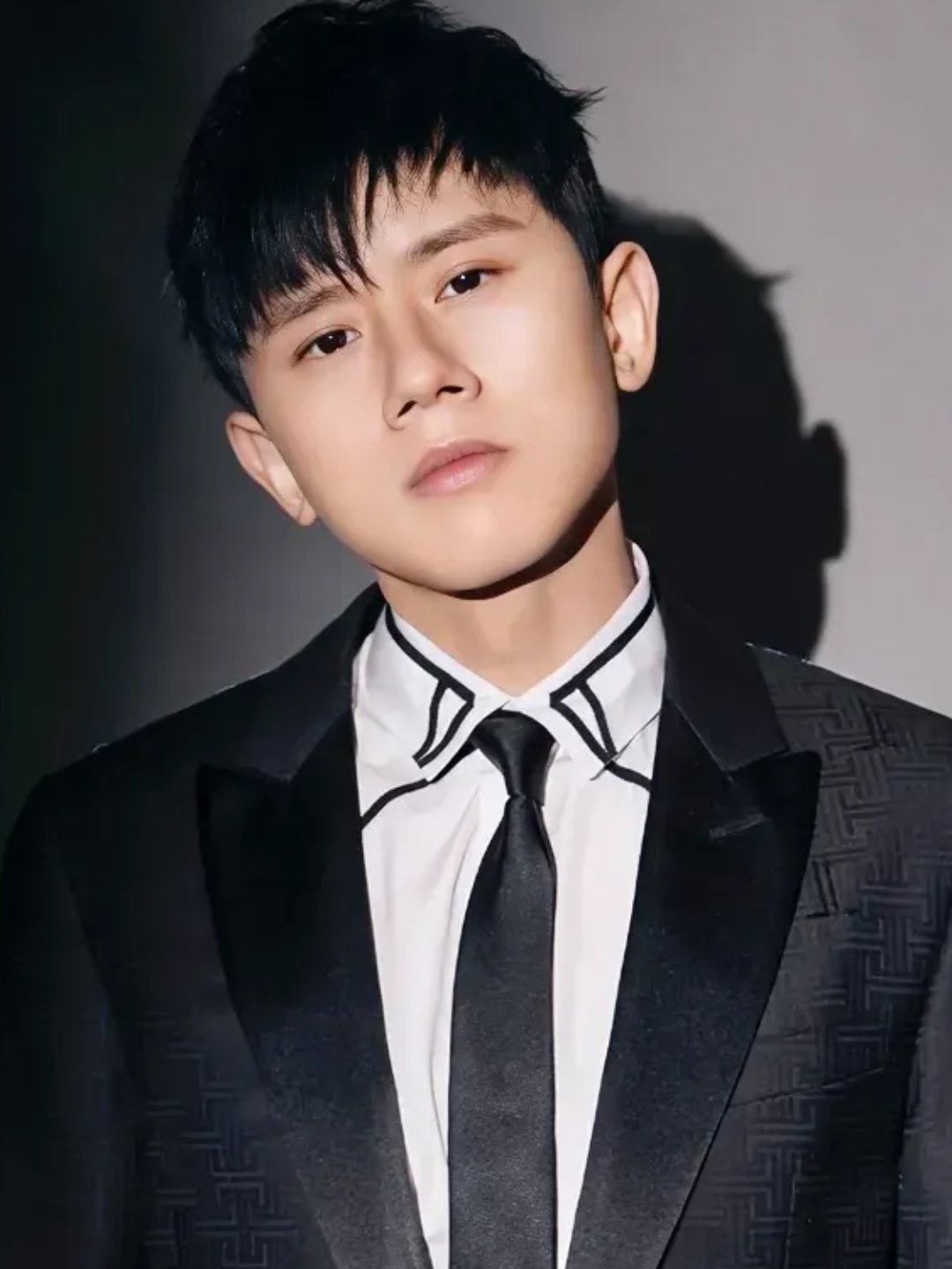 三个孩子的妈妈是谢娜,毕业于四川师范大学,主持人,演员,比张杰大1