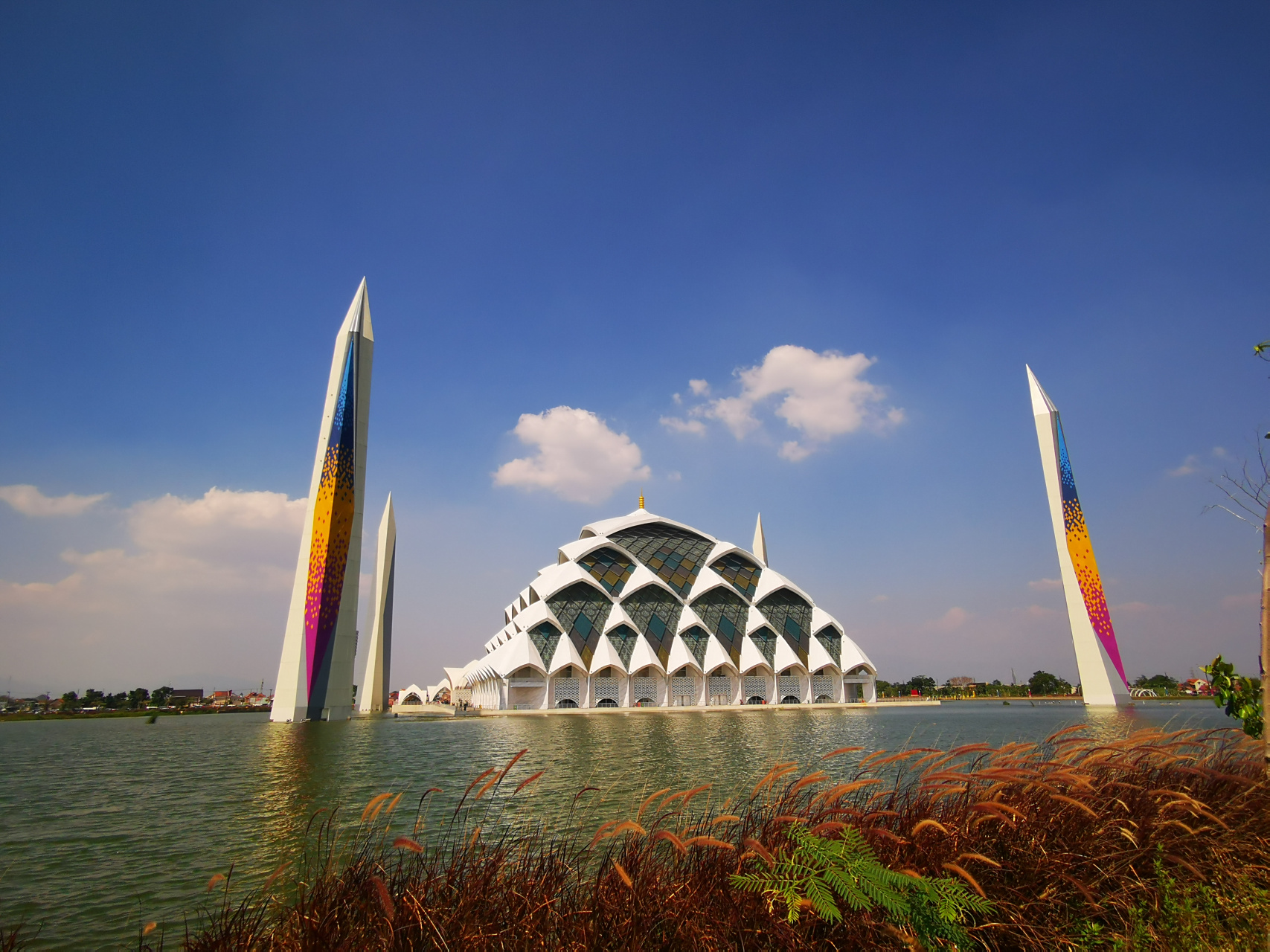 印尼万隆清真寺,不同风貌的建筑,进入需脱鞋,尊重他人信仰,女生最好穿