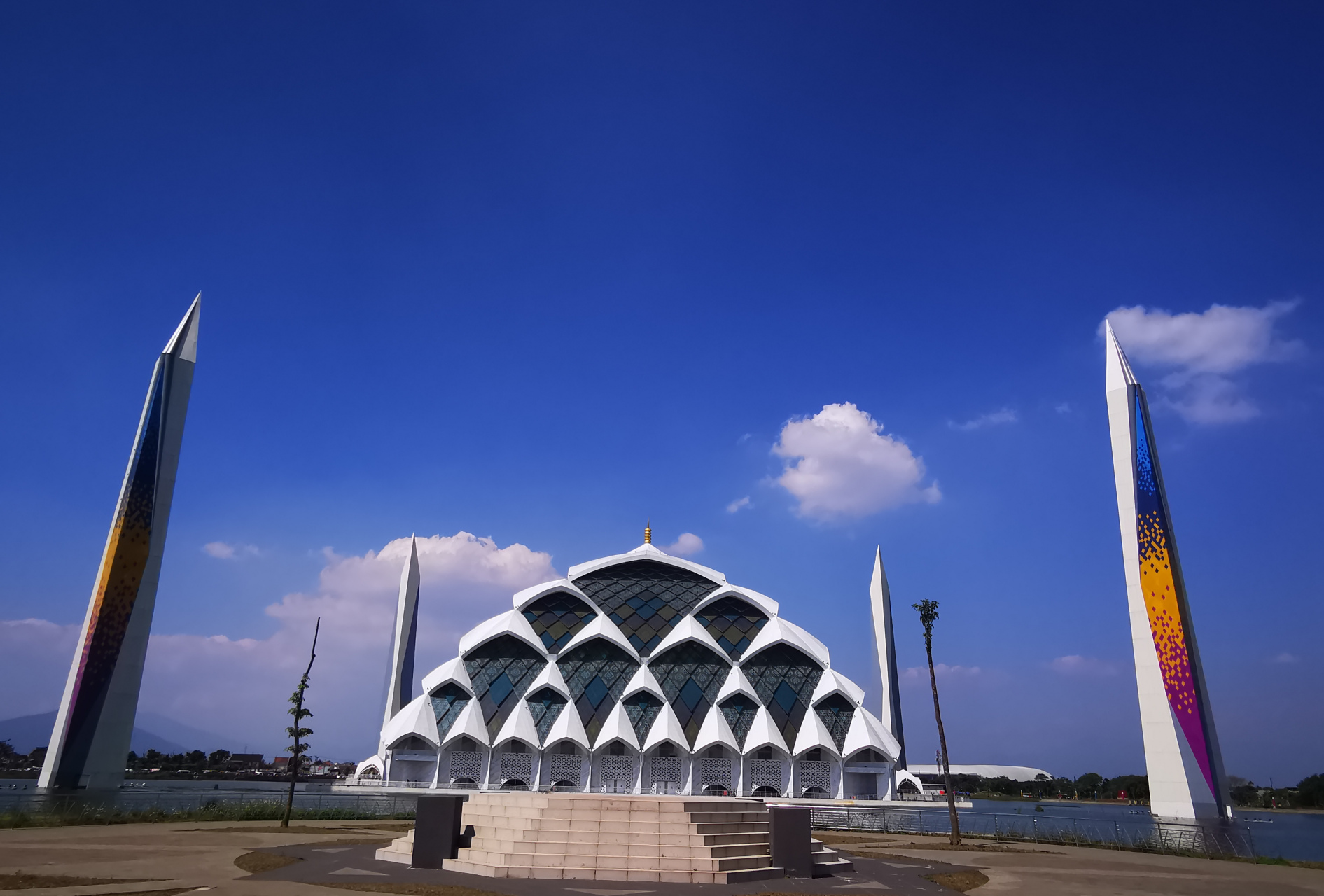 印尼万隆清真寺,不同风貌的建筑,进入需脱鞋,尊重他人信仰,女生最好穿