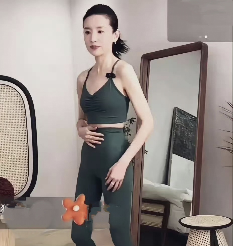 董洁直播卖货真是拼劲十足,不仅直接穿上内衣内裤展示效果,还展现了她