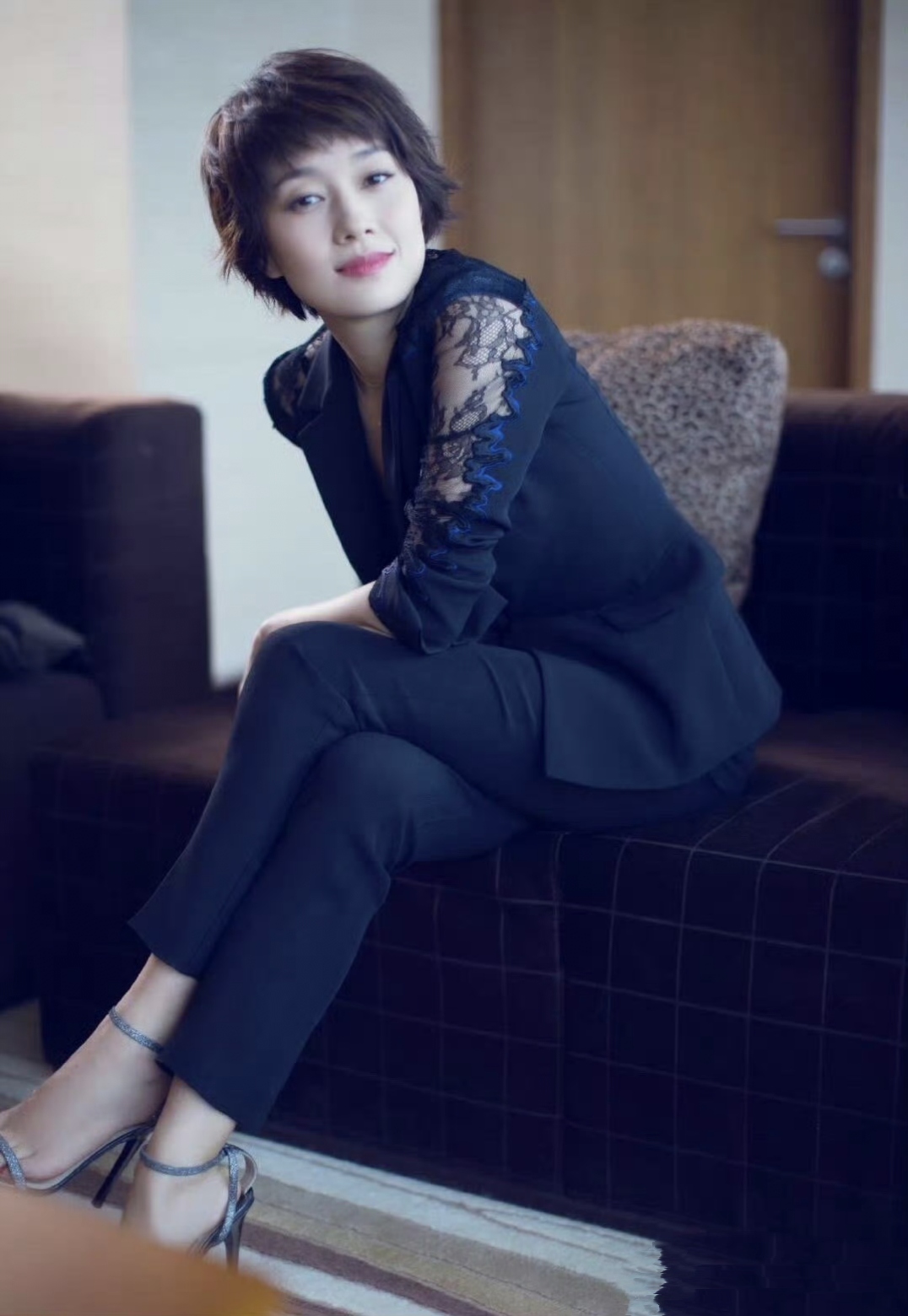 马伊琍的坐姿总是那么优雅,似乎无论何时何地,她都能够展现出温婉而不