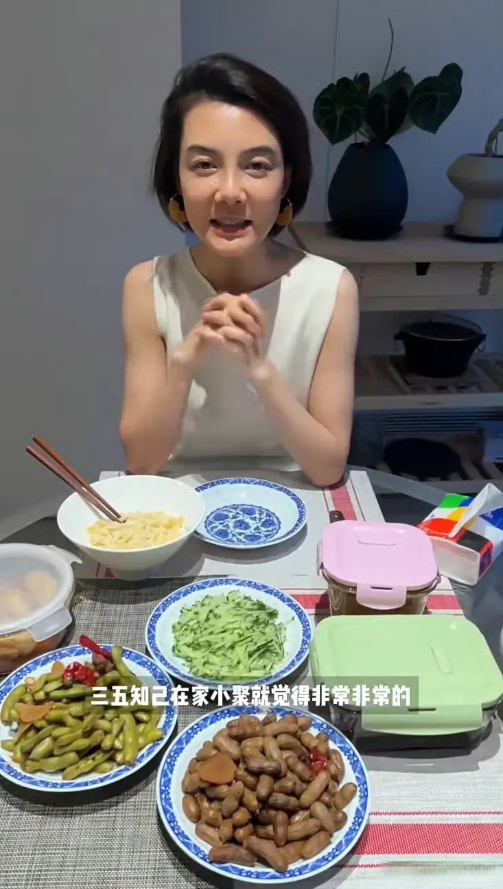 曾因嫁入豪门轰动一时的车晓,如今已43岁