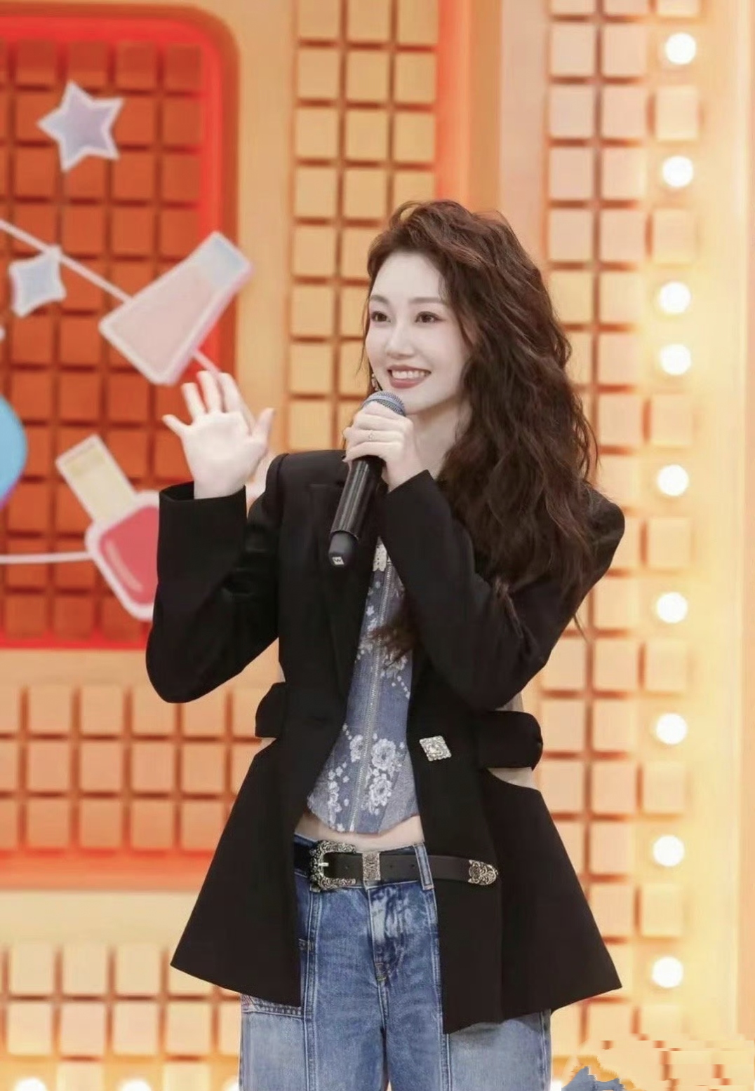 苗苗凭借出众的气质和才华,赢得了无数人的赞赏