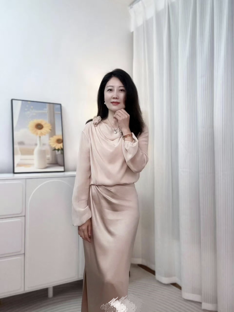 她的风韵不随时间流逝而消散,反而像陈酿的美酒,越