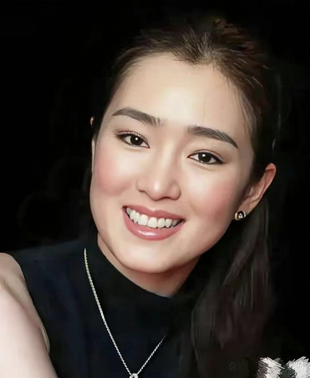 年轻时的巩俐,美得惊心动魄,她的笑容如春风拂面,温暖而充满力量