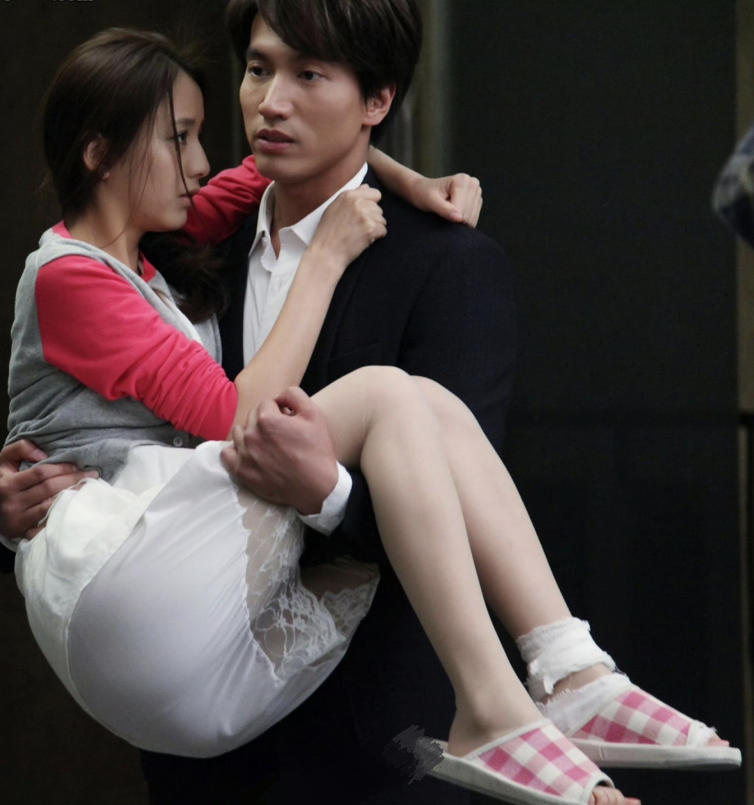 影视画面里,男主深情拥抱着佟丽娅,那瞬间直接锁住观众目光