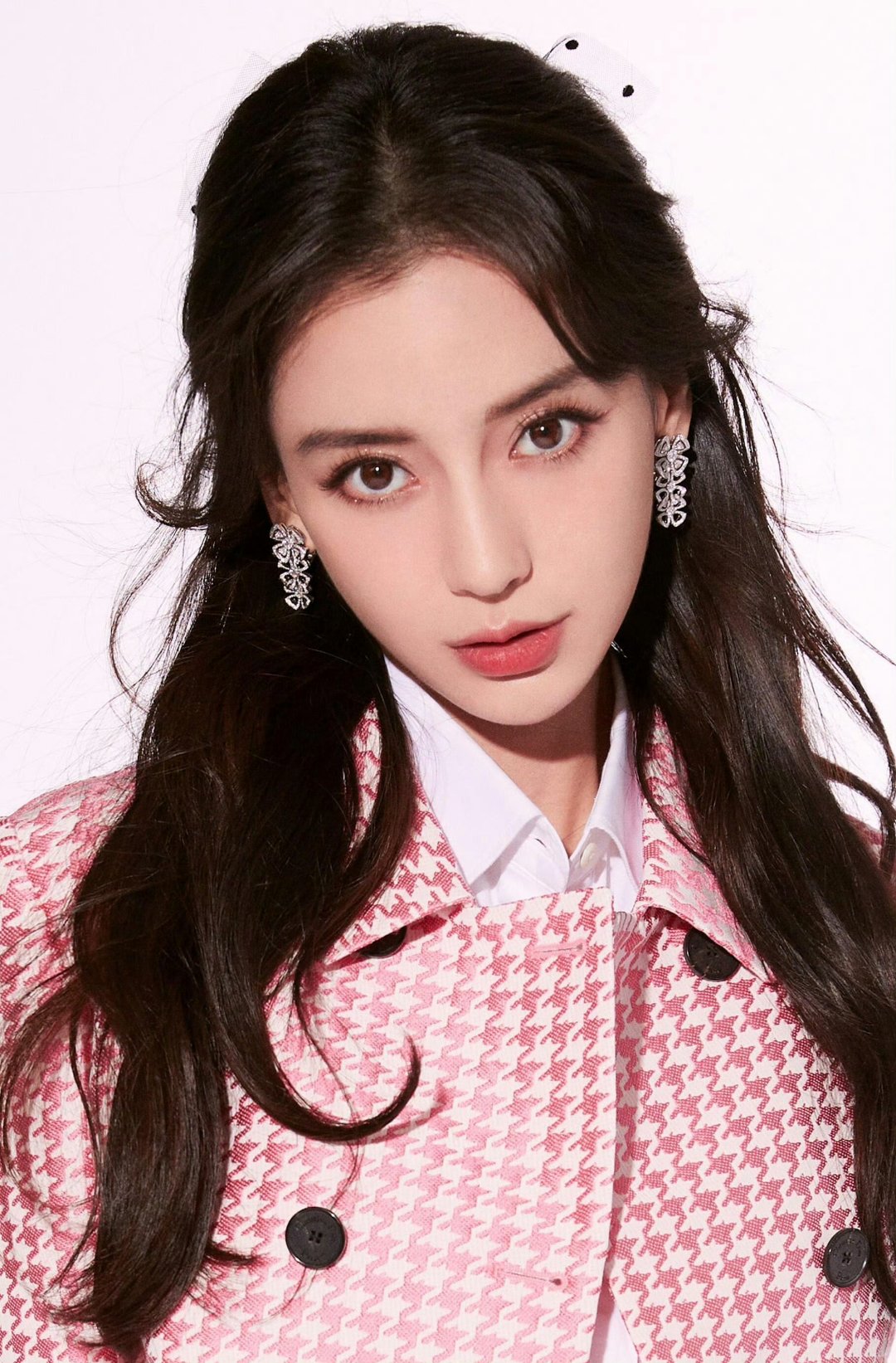 杨颖的一句"早安"瞬间点燃了粉丝的热情,简单的问候,却像是一场清晨的