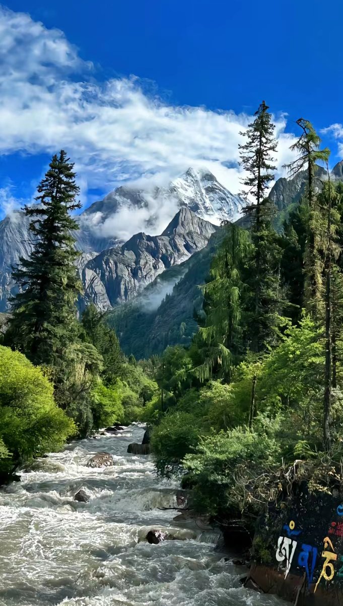 距离成都约220公里,是青藏高原邛崃山脉的一部分